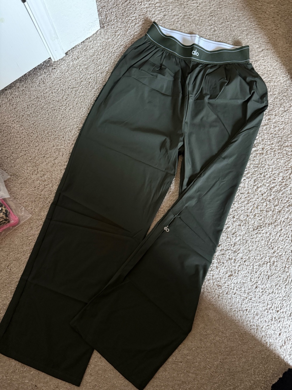 ALO Yoga Women's Olive Green Wide-Leg Jogger Trousers
